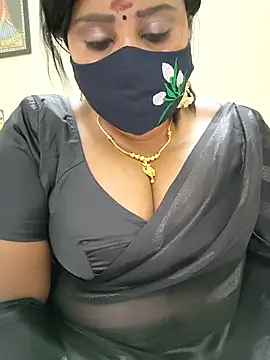 Snapshot of Queenflowerr chatting on 6, 11, 2025 Queenflowerr online show from 6, 11, 2025