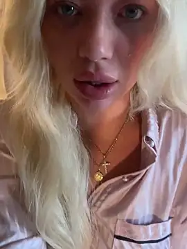 Snapshot of blissdimicco chatting on 22, 10, 2025 blissdimicco online show from 22, 10, 2025