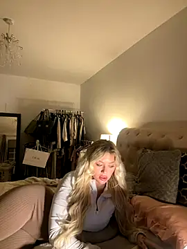 Snapshot of blissdimicco chatting on 13, 11, 2025 blissdimicco online show from 13, 11, 2025