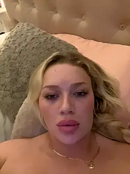 Snapshot of blissdimicco chatting on 17, 11, 2025 blissdimicco online show from 17, 11, 2025