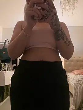 Snapshot of blissdimicco chatting on 18, 11, 2025 blissdimicco online show from 18, 11, 2025