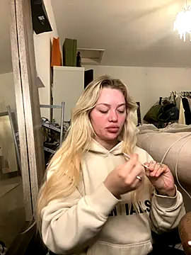 Snapshot of blissdimicco chatting on 1, 12, 2025 blissdimicco online show from 1, 12, 2025