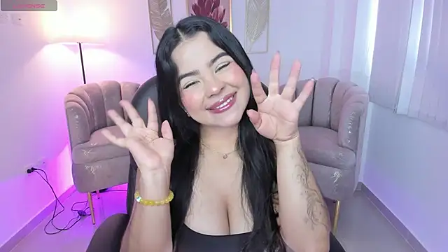 Snapshot of Layla_Breezee chatting on 23, 11, 2025 Layla Breezee online show from 23, 11, 2025