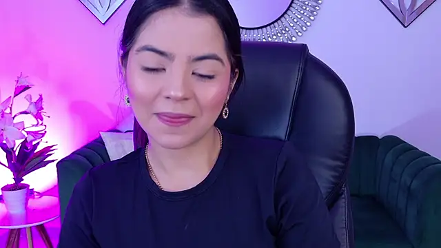 Layla Breezee online show from 18, 4, 2026