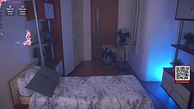 LynetHakes online show from 5, 10, 2025