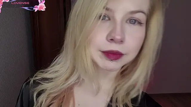Snapshot of LynetHakes chatting on 4, 6, 2026 LynetHakes online show from 4, 6, 2026