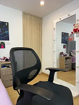 Snapshot of KarlaWild chatting on 17, 10, 2025 KarlaWild online show from 17, 10, 2025