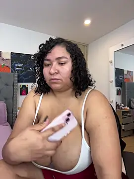 Snapshot of KarlaWild chatting on 27, 10, 2025 KarlaWild online show from 27, 10, 2025