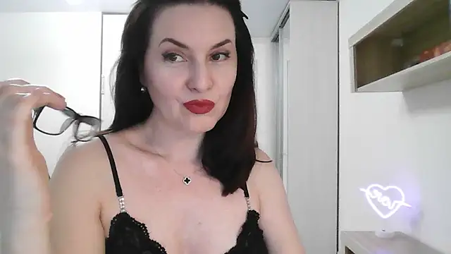 Victoria Glam online show from 2, 3, 2025