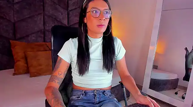 Snapshot of LauraaGomezz__ chatting on 28, 1, 2025 LauraaGomezz online show from 28, 1, 2025