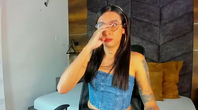 Snapshot of LauraaGomezz__ chatting on 19, 2, 2025 LauraaGomezz online show from 19, 2, 2025