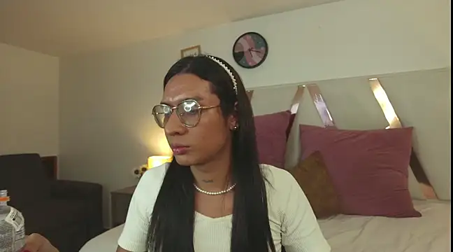 Snapshot of LauraaGomezz__ chatting on 1, 3, 2025 LauraaGomezz online show from 1, 3, 2025