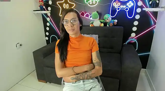 Snapshot of LauraaGomezz__ chatting on 4, 3, 2025 LauraaGomezz online show from 4, 3, 2025