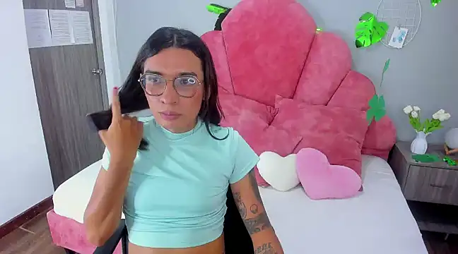 Snapshot of LauraaGomezz__ chatting on 17, 3, 2025 LauraaGomezz online show from 17, 3, 2025