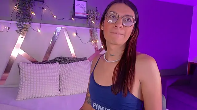 Snapshot of LauraaGomezz__ chatting on 10, 10, 2025 LauraaGomezz online show from 10, 10, 2025