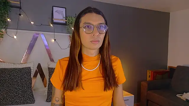 Snapshot of LauraaGomezz__ chatting on 13, 10, 2025 LauraaGomezz online show from 13, 10, 2025
