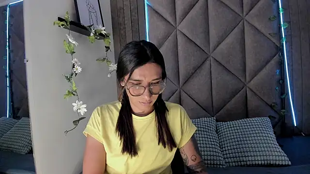 Snapshot of LauraaGomezz__ chatting on 14, 10, 2025 LauraaGomezz online show from 14, 10, 2025