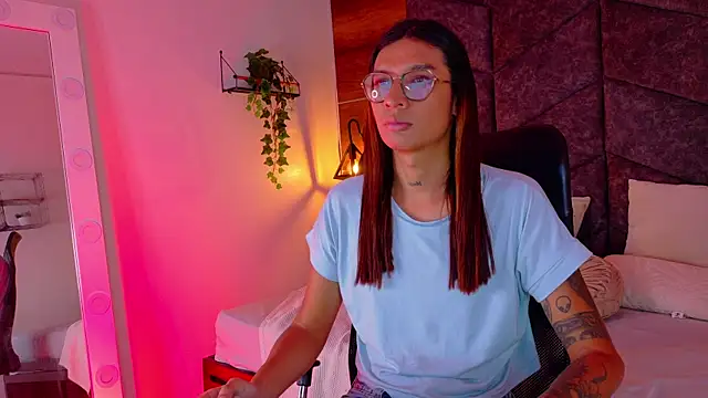 Snapshot of LauraaGomezz__ chatting on 16, 10, 2025 LauraaGomezz online show from 16, 10, 2025