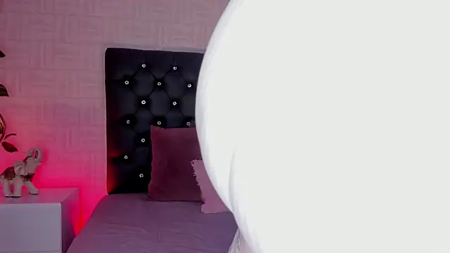 Hannah Jonhson online show from 1, 2, 2025