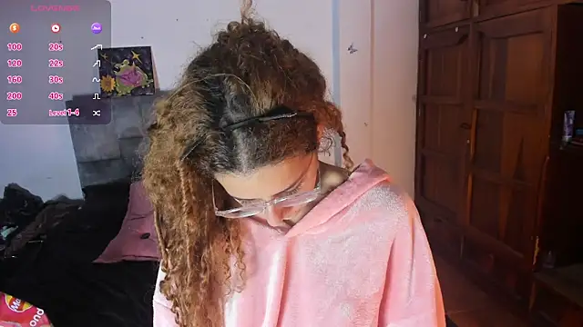 Snapshot of Isangel_ chatting on 3, 10, 2025 Isangel online show from 3, 10, 2025