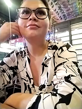 Snapshot of Vale_Saenzz chatting on 1, 3, 2025 Vale Saenzz online show from 1, 3, 2025