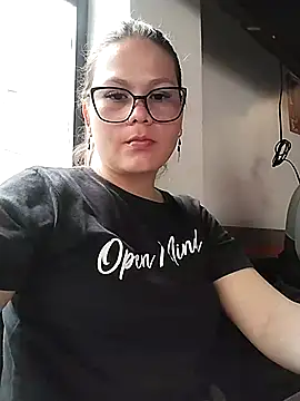 Snapshot of Vale_Saenzz chatting on 3, 3, 2025 Vale Saenzz online show from 3, 3, 2025