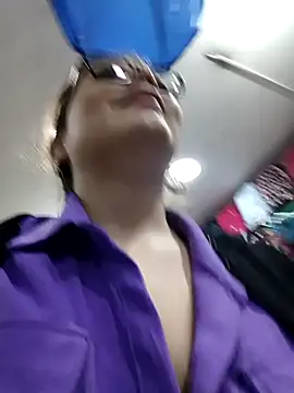 Snapshot of Vale_Saenzz chatting on 9, 3, 2025 Vale Saenzz online show from 9, 3, 2025