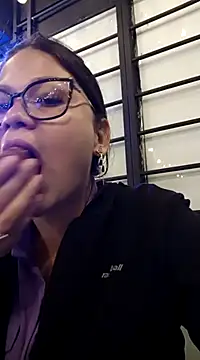 Snapshot of Vale_Saenzz chatting on 9, 3, 2025 Vale Saenzz online show from 9, 3, 2025