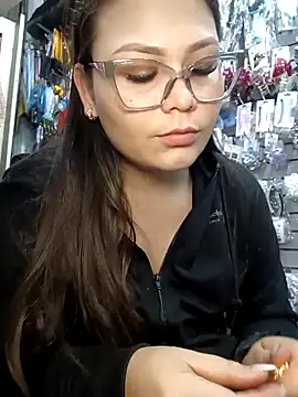 Snapshot of Vale_Saenzz chatting on 1, 10, 2025 Vale Saenzz online show from 1, 10, 2025