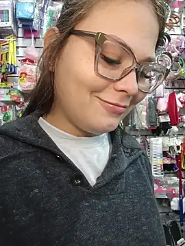 Snapshot of Vale_Saenzz chatting on 28, 11, 2025 Vale Saenzz online show from 28, 11, 2025