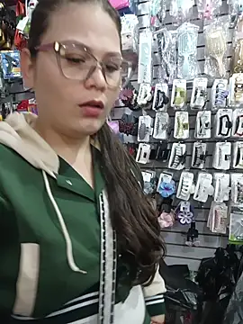 Snapshot of Vale_Saenzz chatting on 23, 12, 2025 Vale Saenzz online show from 23, 12, 2025