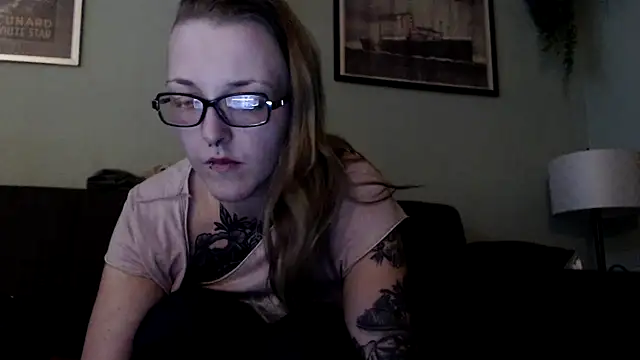 Snapshot of Astrid-Gilbert chatting on 4, 2, 2025 Astrid-Gilbert online show from 4, 2, 2025