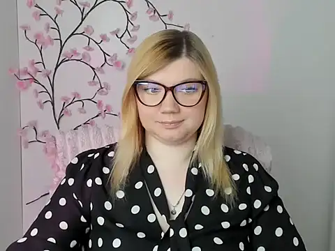 Snapshot of Lola_moree chatting on 17, 5, 2026 Lola moree online show from 17, 5, 2026