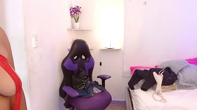 Roxy Stonee online show from 6, 3, 2025