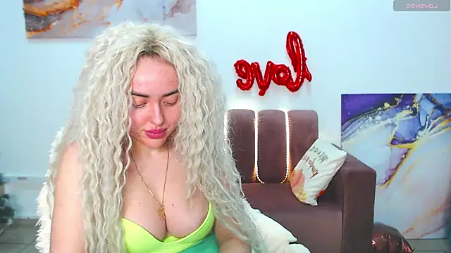 Snapshot of MissisCaty chatting on 28, 2, 2025 MissisCaty online show from 28, 2, 2025