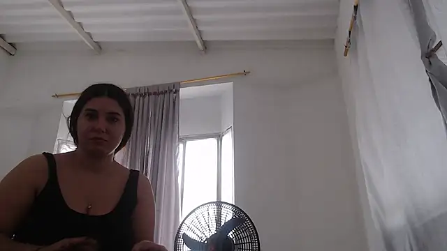 Anniferreira2 online show from 25, 10, 2025