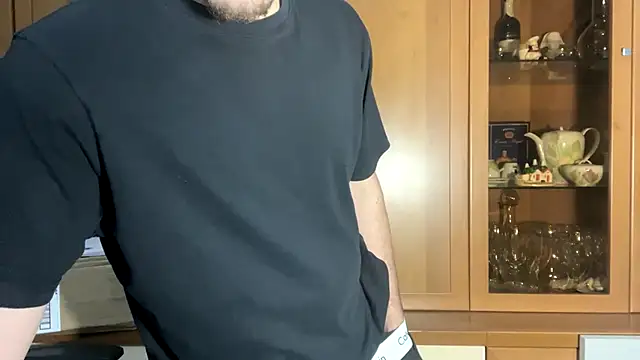 Snapshot of NaplesGuy04 chatting on 12, 2, 2025 NaplesGuy04 online show from 12, 2, 2025