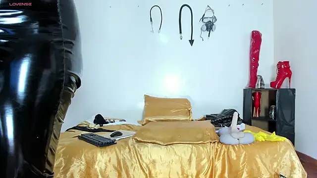 aurora cullen  online show from 16, 4, 2026