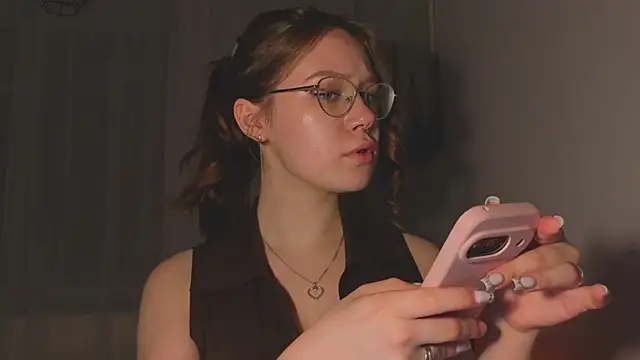 Mia Luw online show from 5, 4, 2026