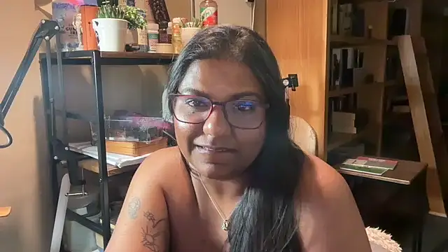 Snapshot of SophieStarShine chatting on 13, 10, 2025 SophieStarShine online show from 13, 10, 2025