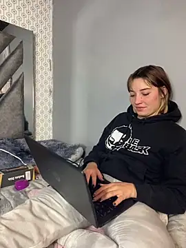 Snapshot of Maggie_Geller chatting on 5, 3, 2025 Maggie Geller online show from 5, 3, 2025