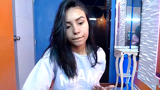 Snapshot of julieta_fn chatting on 8, 10, 2025 julieta fn online show from 8, 10, 2025