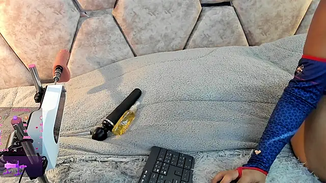 IVISBOUNCYASS online show from 4, 6, 2026