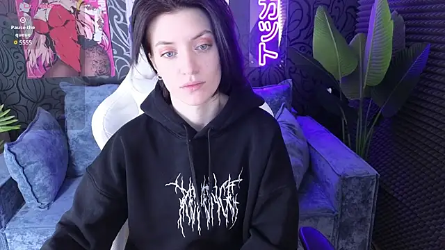 roxy riot  online show from 17, 2, 2025