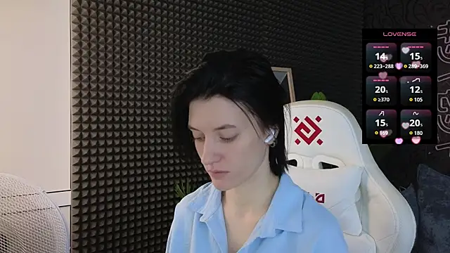 roxy riot  online show from 14, 12, 2025