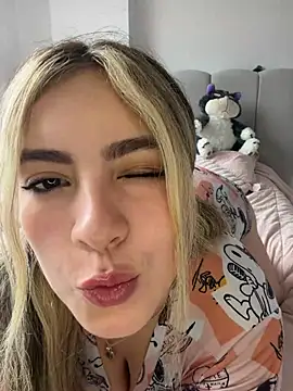 Snapshot of Cloee_Rainbow1 chatting on 16, 6, 2026 Cloee Rainbow1 online show from 16, 6, 2026
