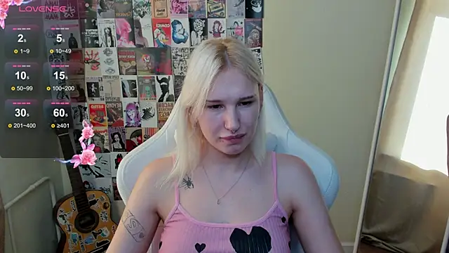 Snapshot of EvelinaLuu chatting on 9, 6, 2026 EvelinaLuu online show from 9, 6, 2026