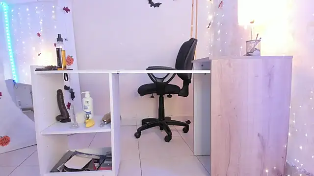 Snapshot of Emylyjonhs chatting on 21, 10, 2025 Emylyjonhs online show from 21, 10, 2025