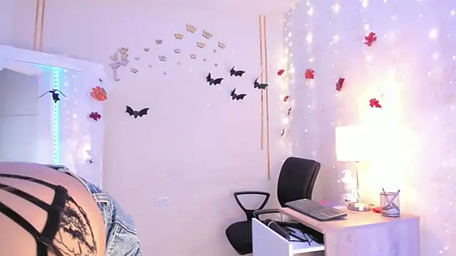 Snapshot of Emylyjonhs chatting on 28, 10, 2025 Emylyjonhs online show from 28, 10, 2025