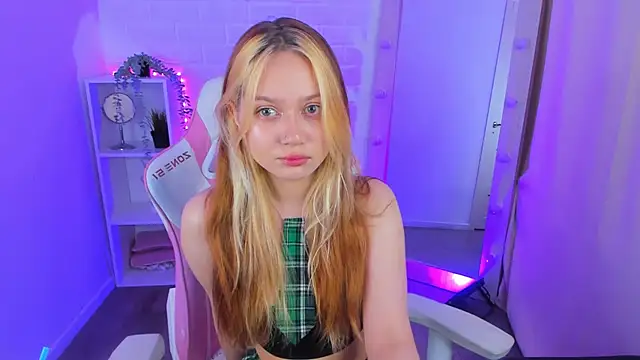 Snapshot of SweetieAngela chatting on 9, 9, 2025 SweetieAngela online show from 9, 9, 2025